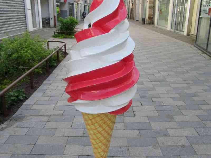 Sculpture de crème glacée dans une rue