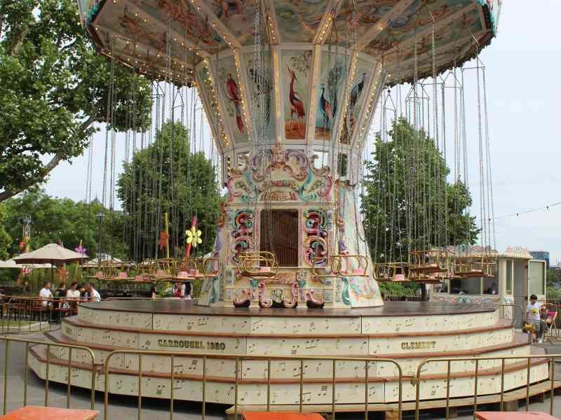 Carrousel dans un parc de loisirs, Luxembourg, photo gratuite