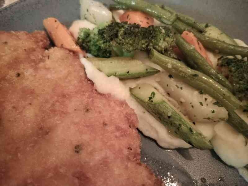 Un Schnitzel, servi avec de la purée de pommes de terre et des légumes variés, photo gratuite
