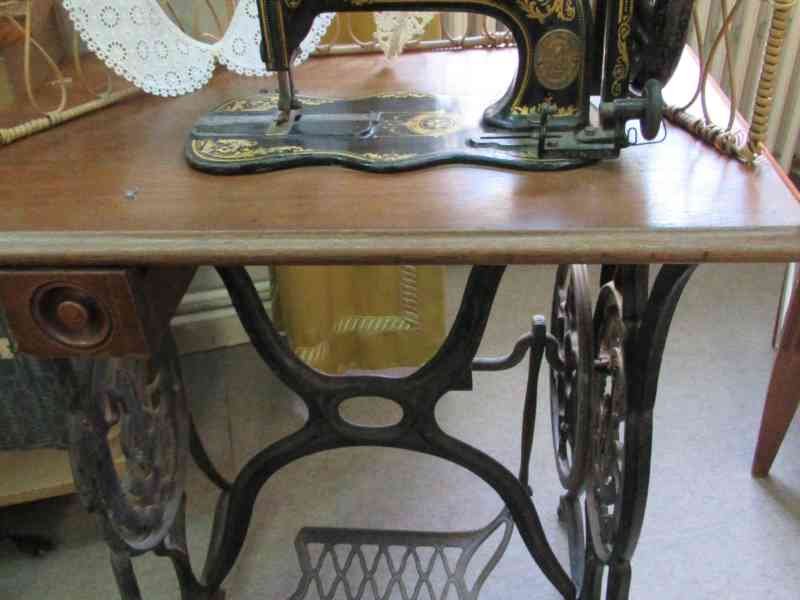 Ancienne machine à coudre SINGER