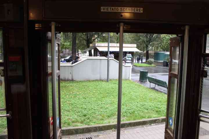 L'intérieur d'un tramway avec la porte ouverte donnant sur un espace extérieur, un jardin, photo gratuite