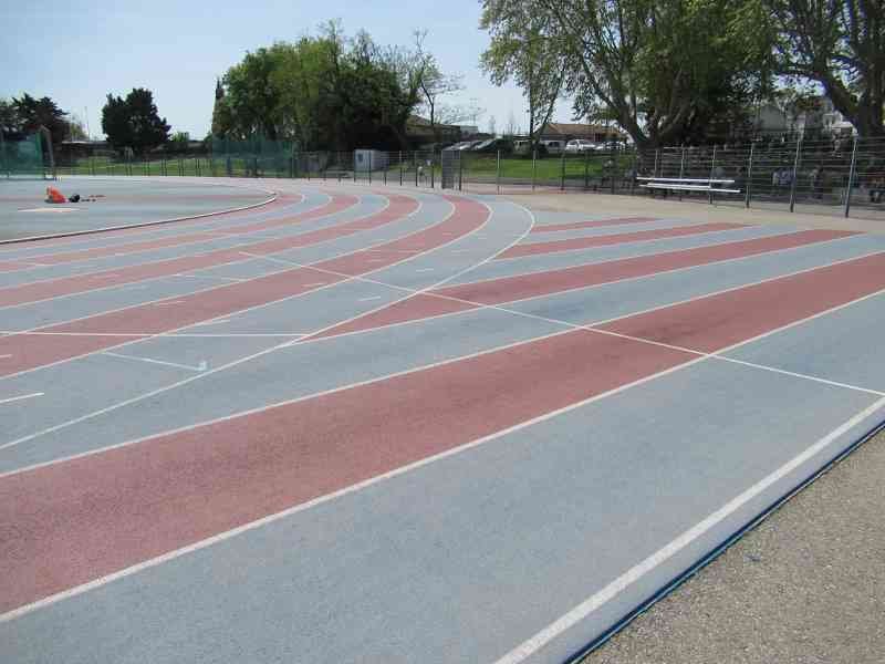 Piste de course synthétique rouge et bleue