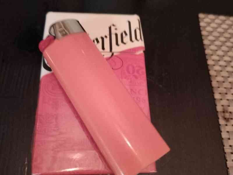 Un emballage contenant des cigarettes, un briquet, photo gratuite