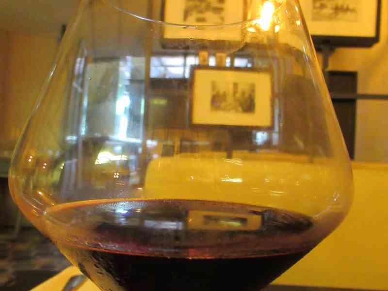 Coupe de vin sur la table d'un restaurant photo gratuite - Copo de vinho na mesa de um restaurante Foto gratuita