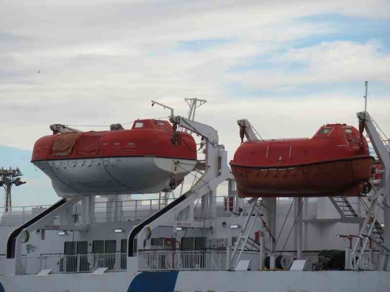 Canots de sauvetage suspendus dans un grand bateau photo gratuite