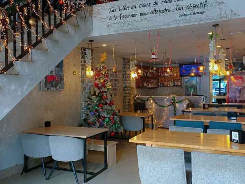 Décoration intérieure d'un restaurant pour les fêtes de noël photo gratuite