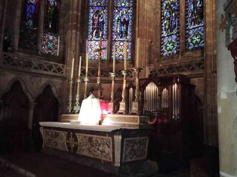 Lumière sacrée sur l’autel à l’intérieur d’une église ou d’une cathédrale photo gratuite