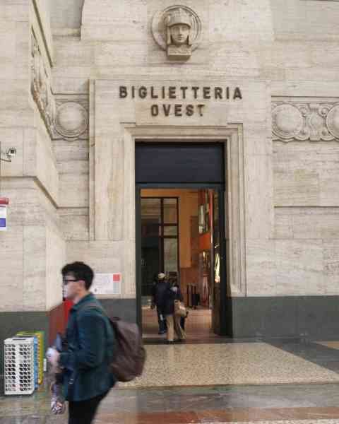 Intérieur de la gare centrale, Biglietteria Ovest, Milan Lombardie en Italie photo gratuite