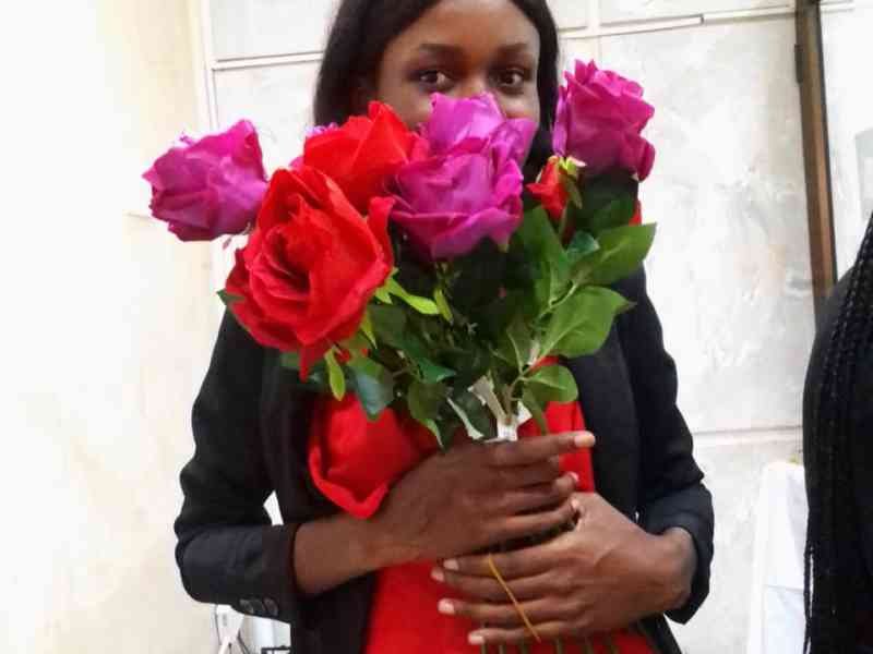 Un regard parmi les roses photo grautuite