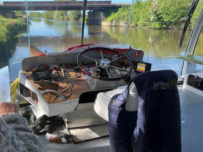 Controls of a motor boat