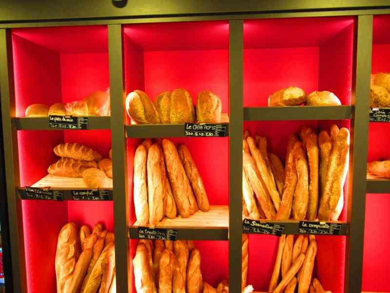 Des pains de boulangerie exposés sur des étagères, photo gratuite