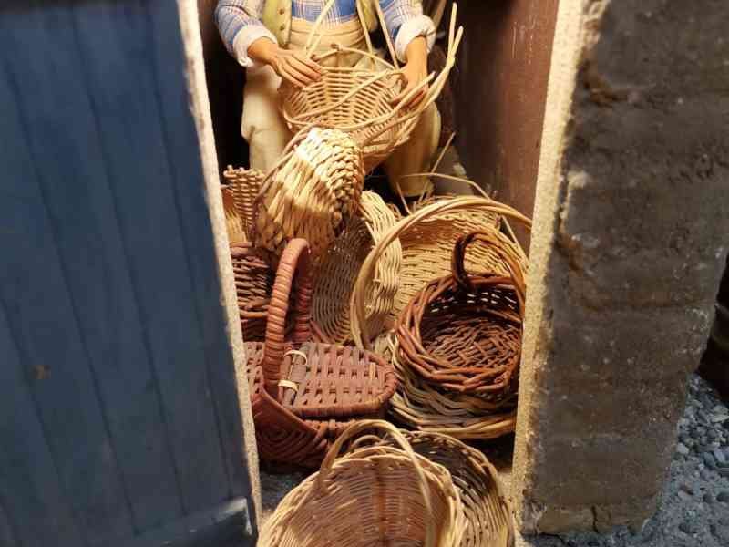 Une figurine de vannier dans une reconstitution de scène de métier traditionnel, photo gratuite