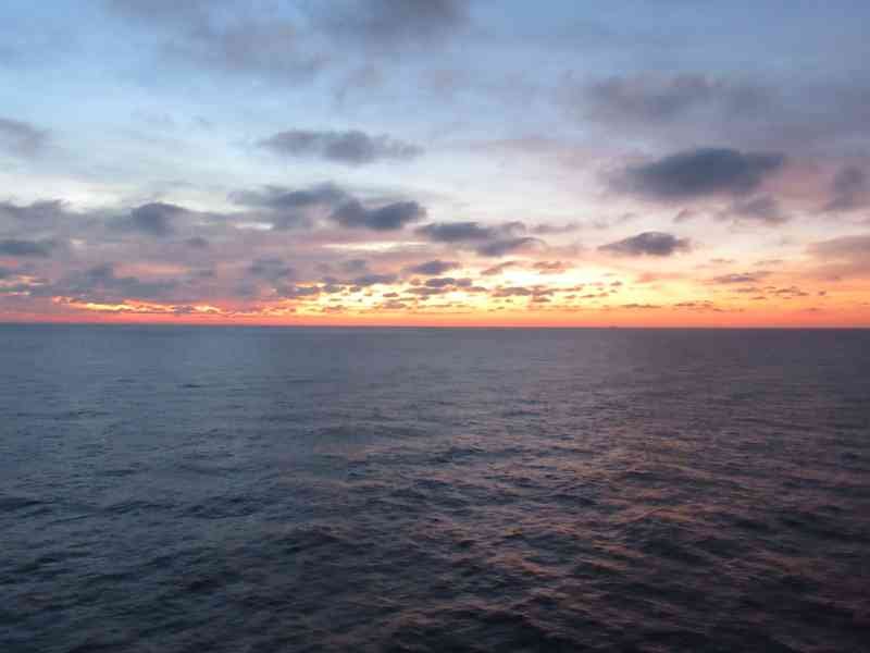 Horizon orange, ciel nuageux au dessus de la mer photo gratuite