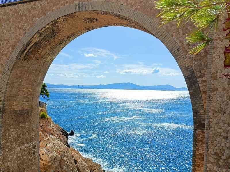 Le viaduc ferroviaire qui surplombe la calanque, photo gratuite
