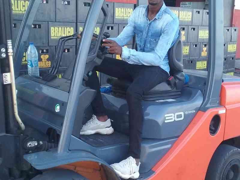 Conduite d'un chariot élévateur dans l'entrepôt photo gratuite