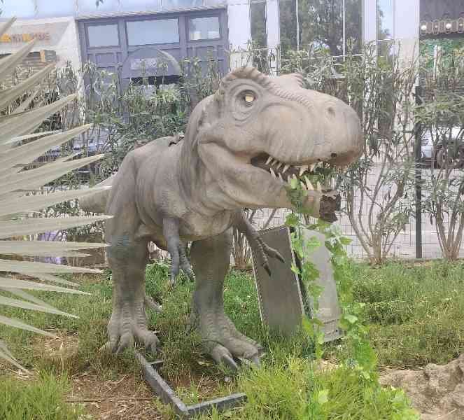 Statue d'un dinosaure, photo gratuite