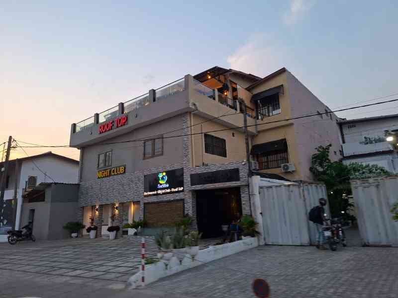 Un bâtiment moderne abritant un restaurant et une boîte de nuit, nommé "Roof Top, Night Club", photo gratuite