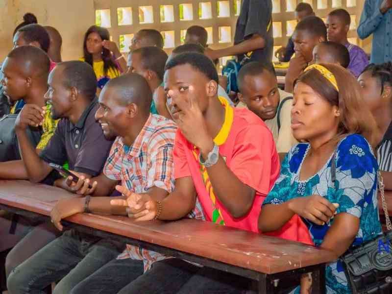 Vie étudiante en salle de cours photo gratuite