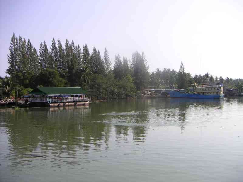 Une étendue d'eau calme, reflétant le ciel et la végétation environnante, plusieurs bateaux sont visibles sur l'eau, photo gratuite