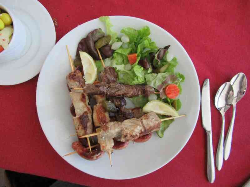 Mixed grill et salade sur un plat