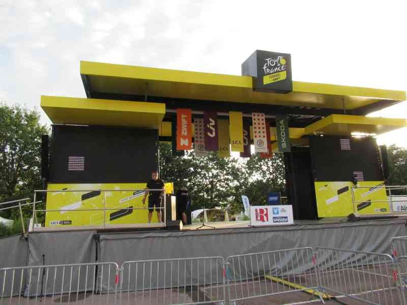 Podium des cyclistes au tour France féminin avec Zwift - Podio de ciclistas en el Tour de Francia femenino con Zwift