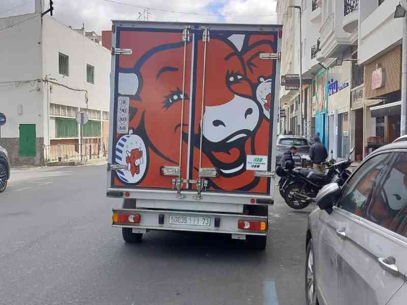 Camion de livraison portant le célèbre logo de la marque de fromage fondu La Vache qui rit, photo gratuite