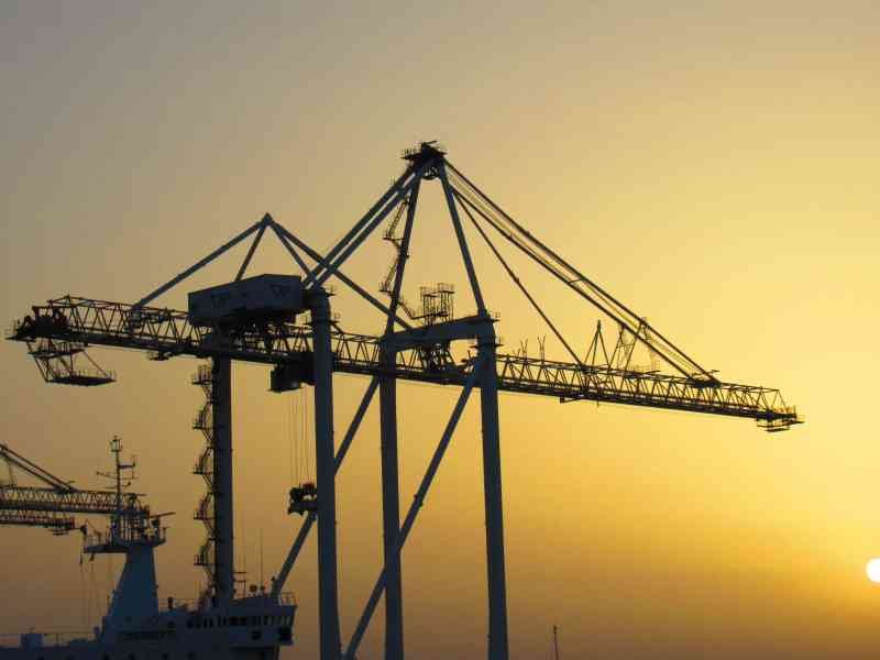 Couché du soleil sur un port industriel