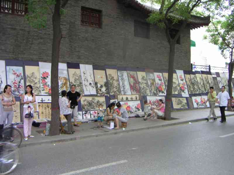 Tableaux de peinture en exposition sur un trottoir en Chine