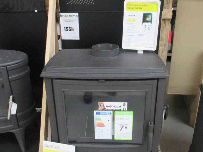 Poêle à bois en acier dans un magasin