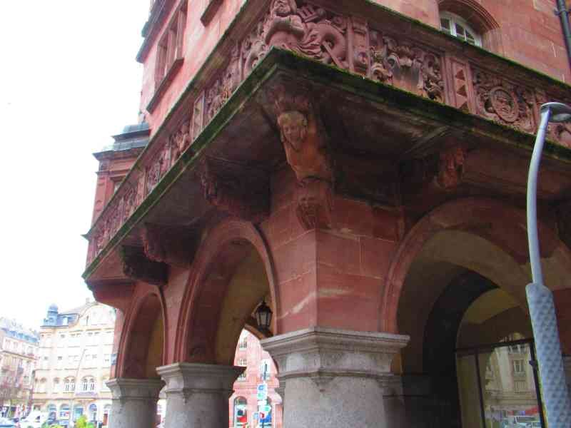 Bâtiment en grès rose de l'Hôtel Des Arts et Métiers de Metz en Moselle en France photo gratuite