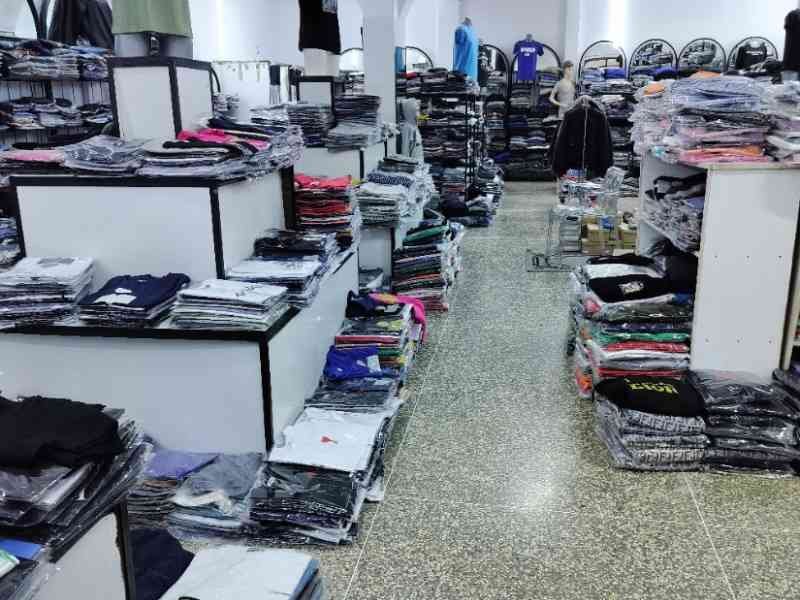 Magasin de vêtements et chaussures photo gratuite