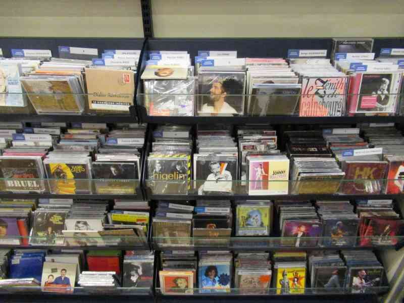 Gamme de CD audio dans un magasin