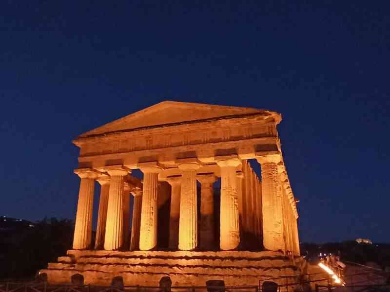 Temple de la Concorde illuminé photo gratuite