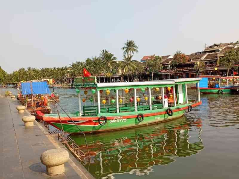 Bateaux touristiques amarrés sur la rivière Thu Bồn à Hội An, au Vietnam, photo gratuite