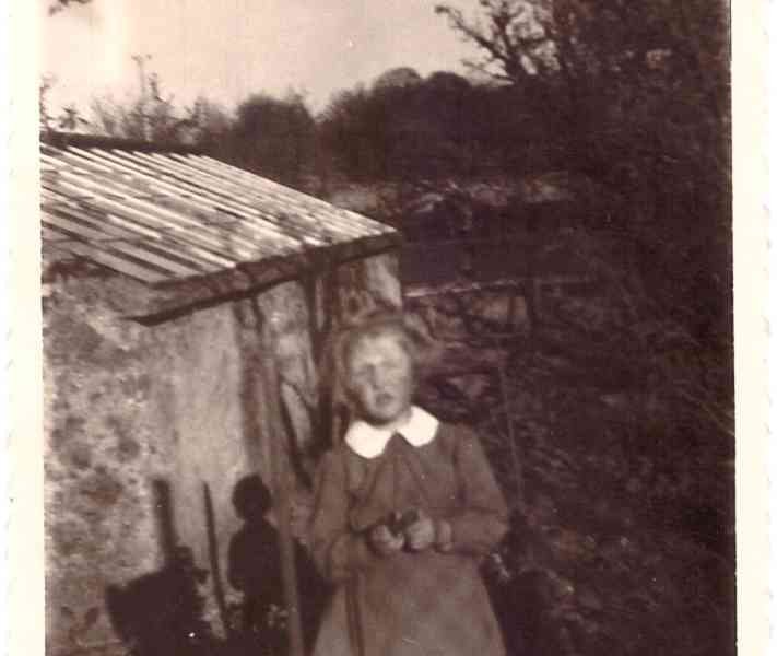 Petite fille devant une vieille cabane sur une photo ancienne gratuite