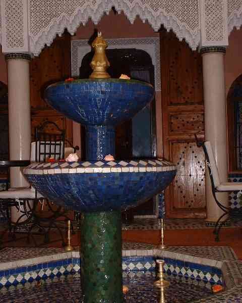 Fontaine traditionnelle dans un décor mauresque photo gratuite