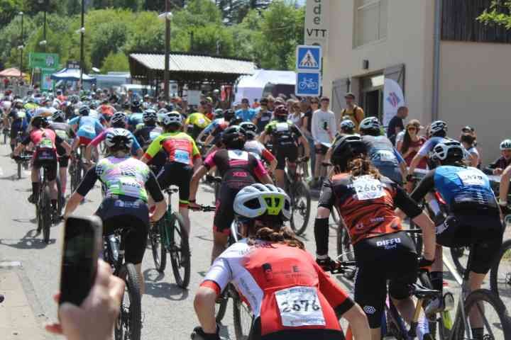 Départ des cyclistes pour le Tour de France de VTT, photo gratuite