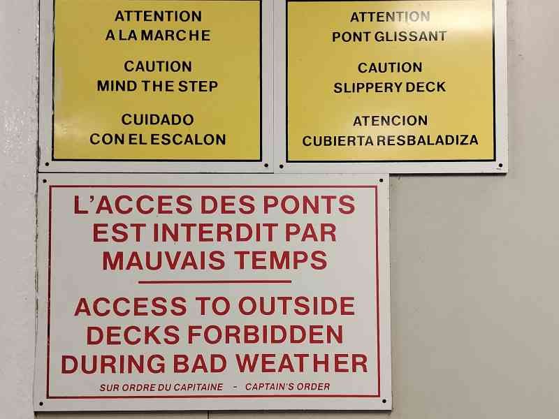 Des panneaux d'avertissement, photo gratuite