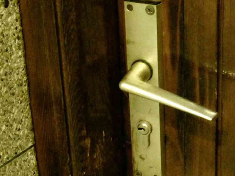 Poignée intérieure d'une porte d'entrée en bois