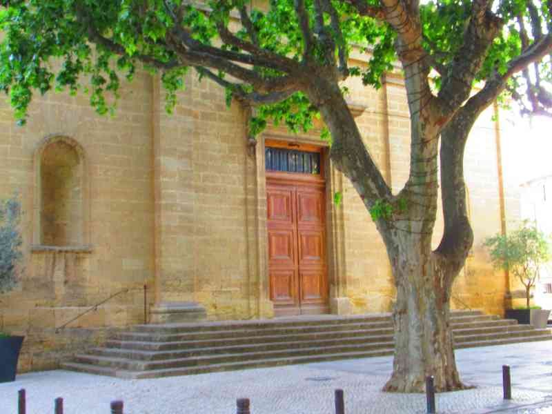 Parvis de l'église Saint Maurice de Pélissanne
