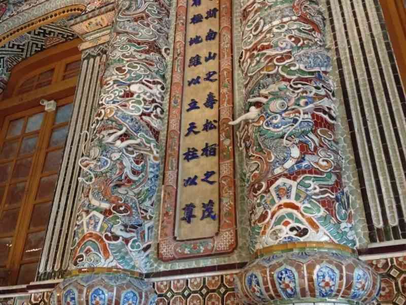 Mur décoré, tombeau de Khải Định à Hué, au Vietnam, photo gratuite
