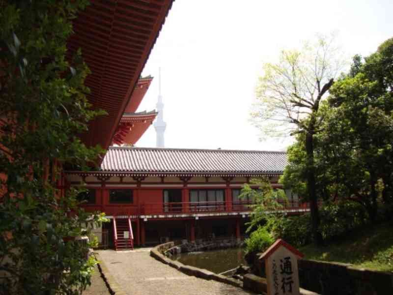 Temple traditionel au cœur de Tokyo photo gratuite