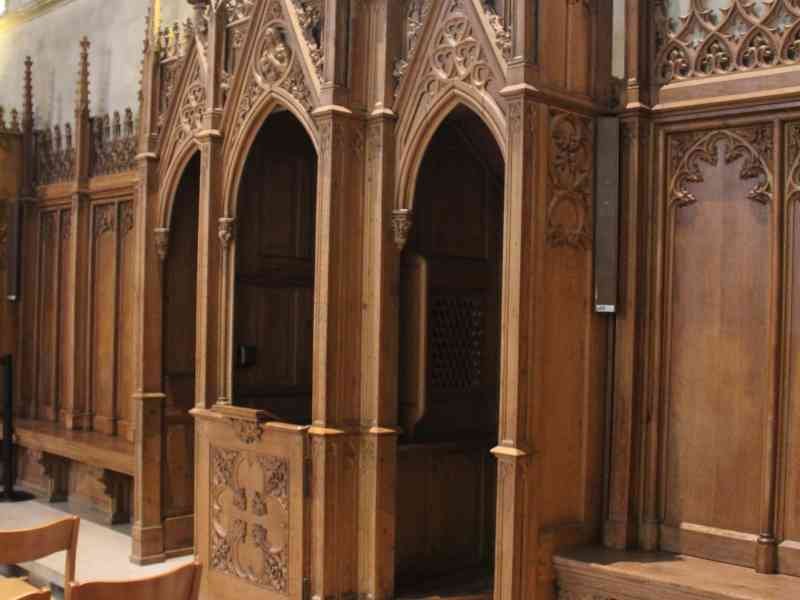 Confessionnal en chêne sculpté dans la cathédrale Notre-Dame de Luxembourg, photo gratuite