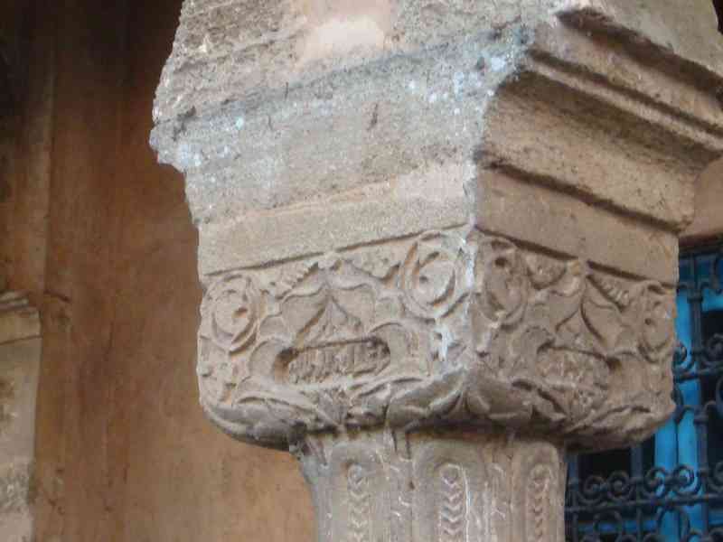 Chapiteau sculpté en pierre ancienne photo gratuite