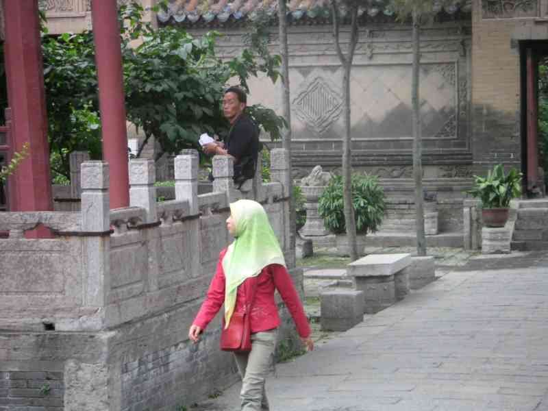 Personnes dans le jardin de la mosquée Xi'an, temple, Chine, Asie photo gratuite