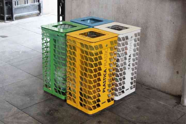 Des poubelles bien organisées pour un recyclage efficace photo gratuite
