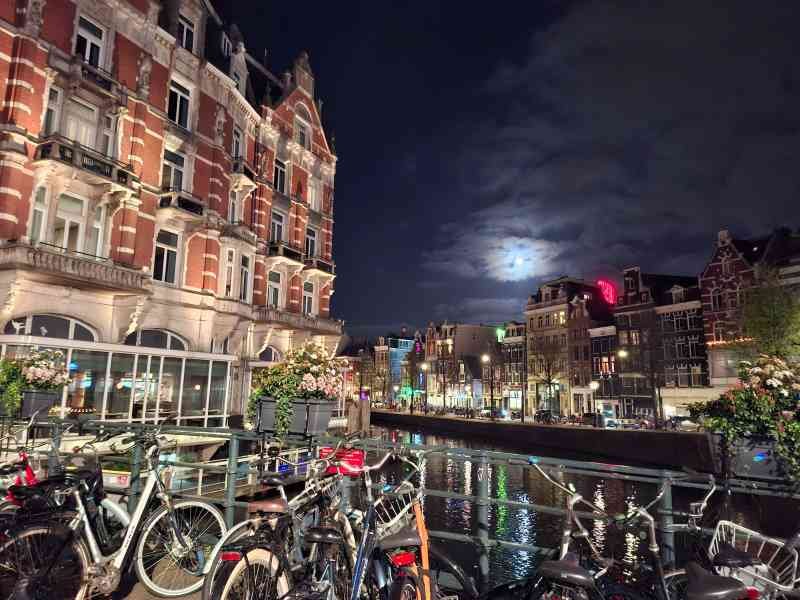 Hôtel de l'Europe à Amsterdam, situé au bord de la rivière Amstel, photo gratuite