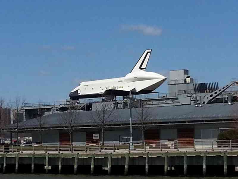 Navette spatiale américaine, La navette Discovery portée par un bateau, New-York, États-Unis, photo gratuite