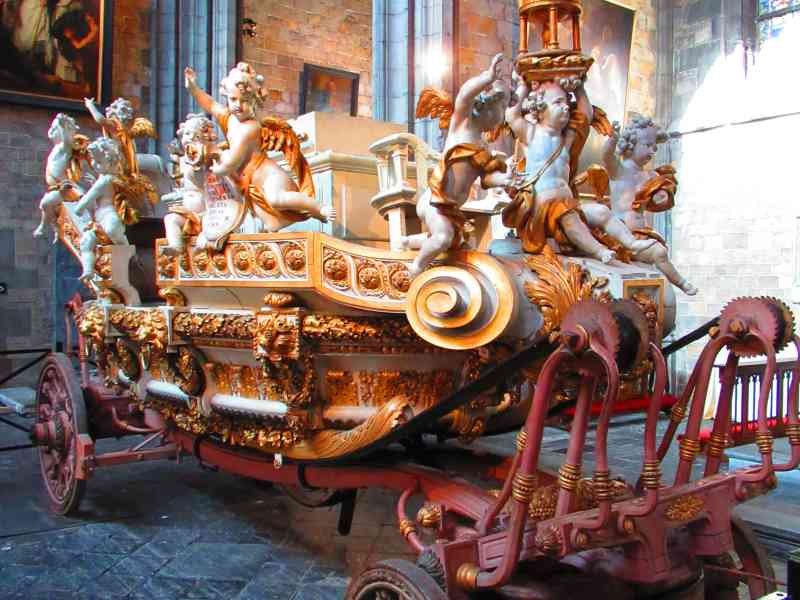 Collégiale de Sainte Waudru à Mons Wallonie, Chariot de procession recouvert d'or
