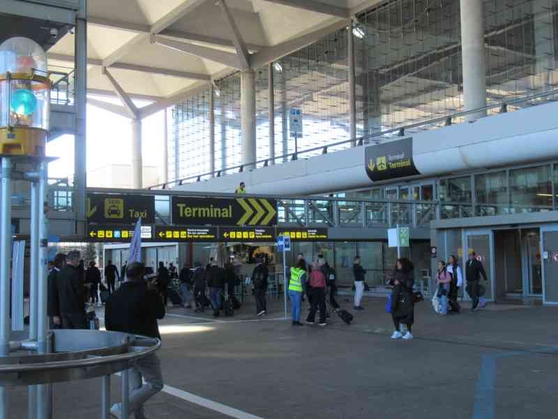 L'extérieur du terminal 3 (T3) de l'aéroport de Málaga-Costa del Sol, photo gratuite